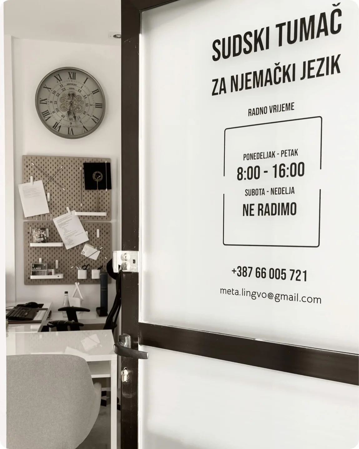 Vrata kancelarije sa radnim vremenom